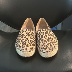 Adorable Dr Scholls shoes espadrilles
With energizing insoles
Leopard print